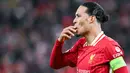 Gol Ousmane Dembele di awal babak pertama membuat skor agregat menjadi imbang 1-1 usai Liverpool menang 1-0 di leg pertama. Skor imbang bertahan hingga waktu normal dan extra time berakhir. (AFP/Oli Scarff)