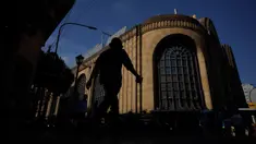 Seorang pria berjalan di luar Abasto Shopping Mall di Buenos Aires, Argentina, Rabu (14/10/2020). Setelah tujuh bulan ditutup, pusat perbelanjaan Buenos Aires dibuka kembali saat lonjakan kasus COVID-19 terjadi di pusat-pusat berpenduduk besar di pedalaman negara itu. (AP Photo/Victor R. Caivano)