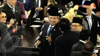 Presiden SBY beramah tamah sejenak dengan beberapa peserta sidang sebelum meninggalkan Gedung DPR-RI (Liputan6.com/ Andrian M Tunay)