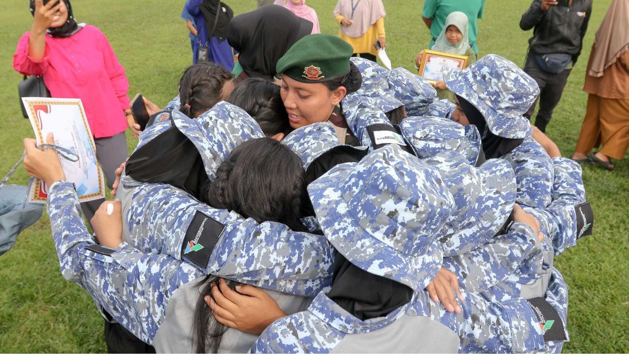 Pelajar 'Lulus' Pendidikan Barak Militer Dedi Mulyadi Langsung Sujud di Kaki Ibu