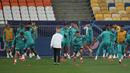 Para pemain Real Madrid melakukan pemanasan selama mengikuti sesi latihan di Stadion Olimpiyskiy di Kyiv, Ukraina, Senin (18/10/2021). Real Madrid akan bertanding melawan Shakhtar Donetsk pada Grup D Liga Champions di NSC Olimpyskiy. (AP Photo/Efrem Lukatsky)