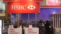 Bank HSBC ikut berpartisipasi di acara Indonesia Banking Expo (IBEX) 2015 di JCC, Jakarta, Kamis (10/9/2015). Sejumlah bank menawarkan beragam fasilitas untuk menarik pengunjung menabung di tempatnya. (Liputan6.com/Angga Yuniar)