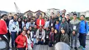 Presiden Joko Widodo bersama Ibu Negara Iriana Joko Widodo foto bersama dengan 29 pelajar dan mahasiswa Indonesia di Waterfront Wellington, Selandia Baru (19/3).  (Liputan6.com/Pool/Biro Pers Setpres)