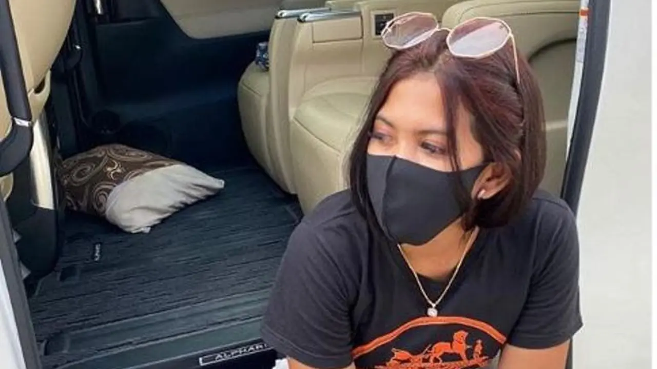 Wanita di Pasuruan Bagikan Nasi Bungkus, Sembako dan Uang Rp1 Juta