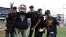 Pentolan Metallica Lars Ulrich, Mascot SF Giants, James Hetfield, Kirk Hammett dan Robert Trujillo berfoto sebelum laga MLB antara SF Giants melawan Chicago Cubs di San Francisco, (7/8/2017).  (AP/Marcio Jose Sanchez)
