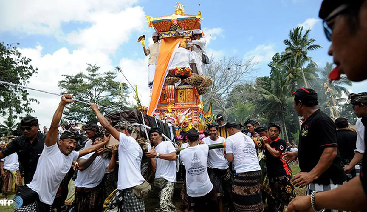 Menara kremasi di arak menuju lokasi pembakaran.  Ngaben tersebut melibatkan 63 sawa (kerangka jenazah) dikremasi dalam prosesi sakral. (AFP/Sonny Tumbelaka/wwn)  