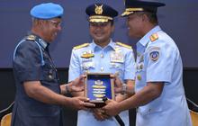 Pangkoopsudnas Terima Wing Penerbang Kehormatan dari TUDM di Malaysia