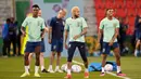 Pemain Brasil Neymar (tengah), Vinicius Júnior (kiri), dan Rodrygo berlatih saat sesi latihan di Stadion Grand Hamad, Doha, Qatar, 8 Desember 2022. Brasil akan menghadapi Kroasia dalam pertandingan perempat final Piala Dunia 2022 pada 9 Desember. (AP Photo/Andre Penner)