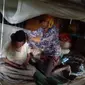 Regina Wahi (75) hidup bersama sang anak yang menderita disabilitas, Yeni Wahi (46), di sebuah gubuk kecil, Kota Kupang, NTT. (Liputan6.com/Ola Keda)