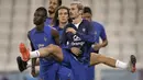 Penyerang Prancis, Antoine Griezmann bersama rekan setimnya melakukan pemanasan selama sesi latihan di stadion Jassim Bin Hamad di Doha, Qatar, Senin, 12 Desember 2022.  Ini akan menjadi semifinal ketujuh bagi Prancis sepanjang gelaran Piala Dunia. (AP Photo/Christophe Ena)