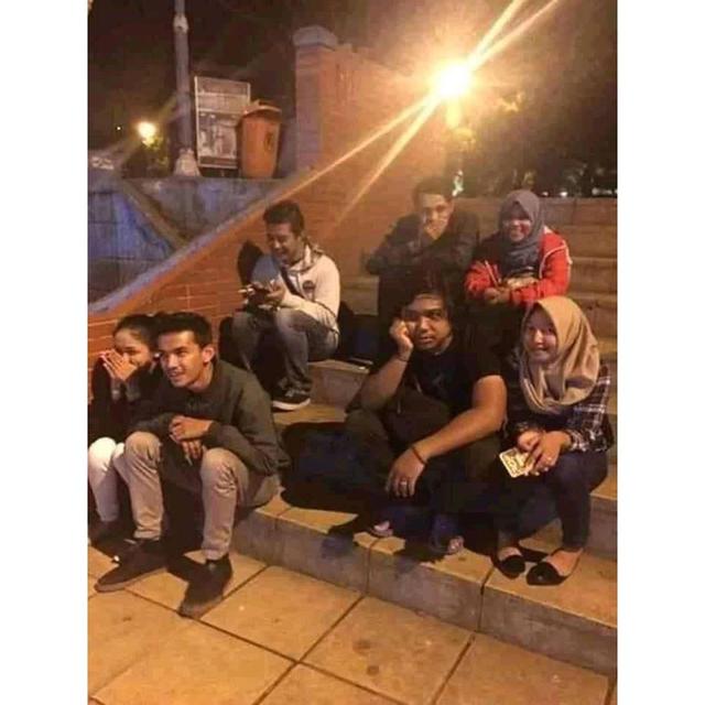 7 Potret Sedih Orang Jomblo di Antara Pasangan Kekasih Ini Bikin Nangis