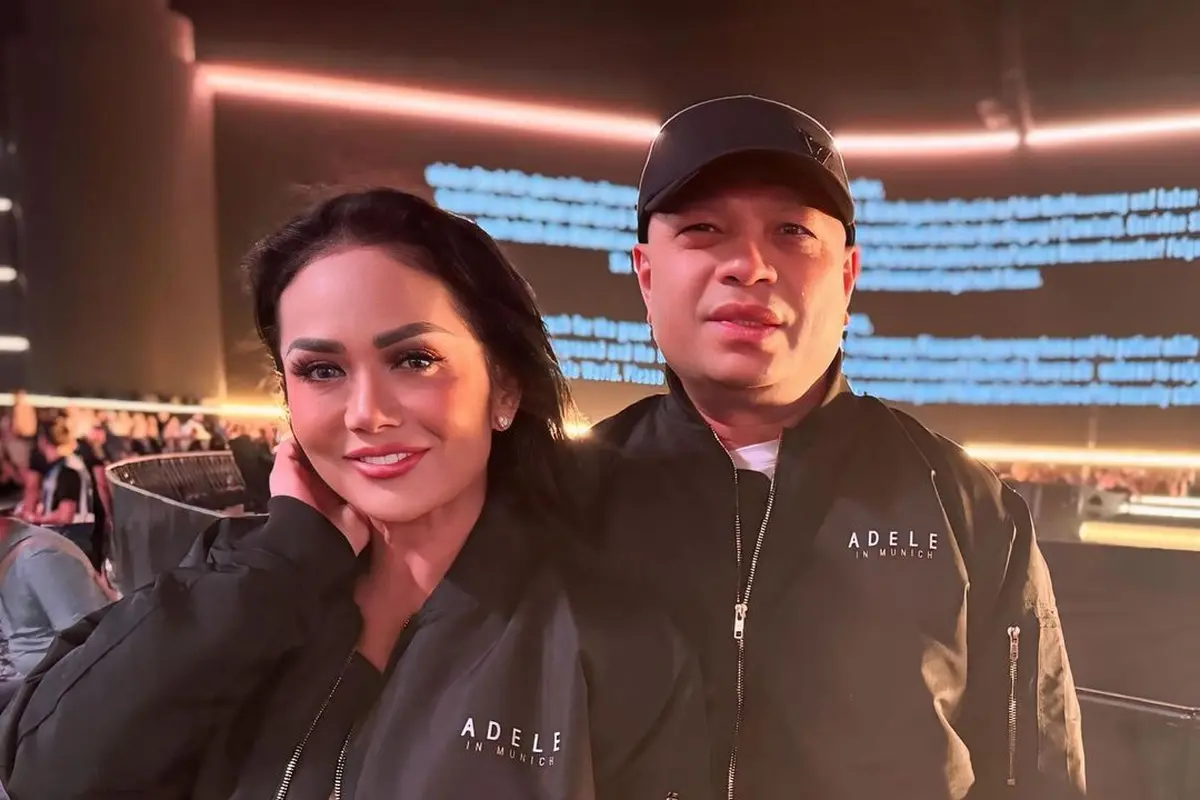 OOTD Smart Casual Krisdayanti Nonton Konser Adele di Jerman, Tampil Awet Muda dengan Tas Mahal