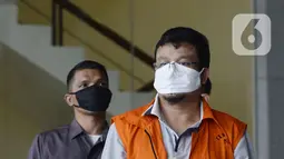 Mantan anggota DPRD Bandung periode 2009-2014 Tomtom Dabbul Qomar usai menjalani pemeriksaan di Gedung KPK, Jakarta, Kamis (23/4/2020). Tomtom diperiksa sebagai tersangka untuk melengkapi berkas kasus dugaan korupsi pengadaan RTH di Pemkot Bandung pada 2012. (merdeka.com/Dwi Narwoko)