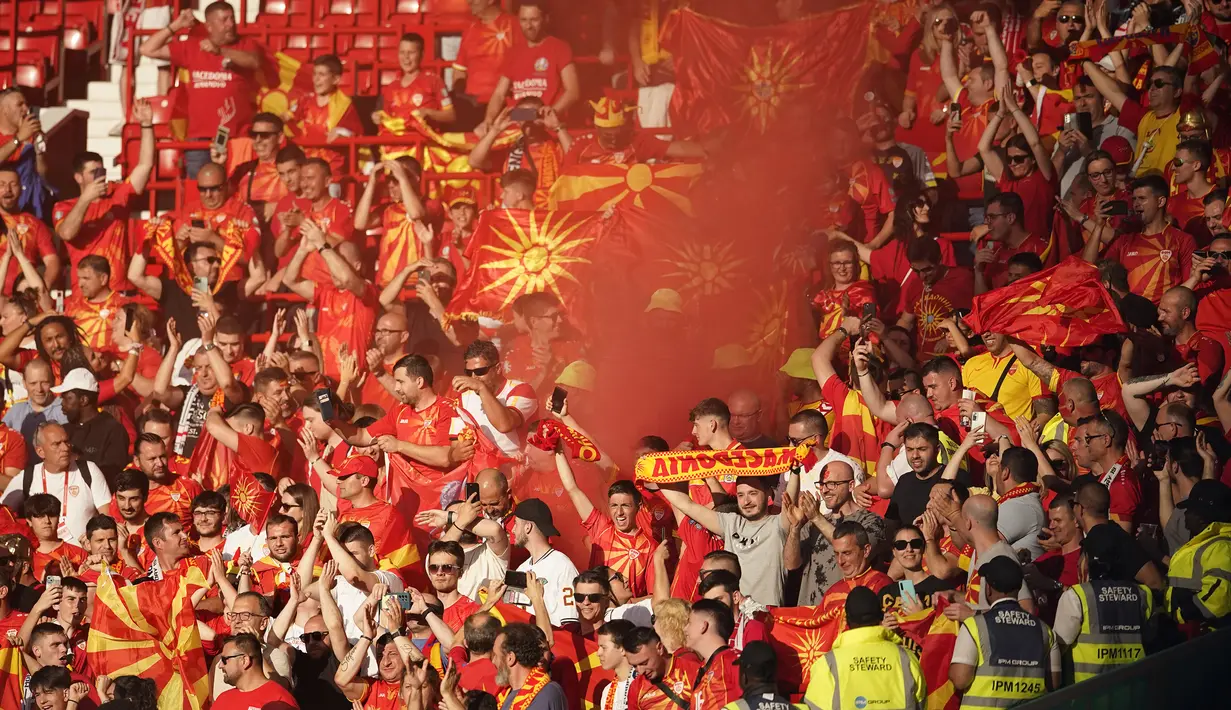 Para suporter Makedonia Utara memadati tribun sebelum dimulainya laga Grup C kualifikasi Euro 2024 antara Timnas Inggris menghadapi Makedonia Utara di Old Trafford, Manchester (19/6/2023). (AP Photo/Dave Thompson)