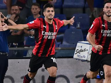 AC Milan bermain menyerang dari menit awal dimulainya babak pertama. Hasilnya Brahim Diaz mampu mencetak gol ketika laga baru berjalan sembilan menit. Diaz sukses mengkonversi umpan tarik Davide Calabria menjadi tembakan keras. AC Milan unggul 1-0. (Foto: AFP/Miguel Medina)