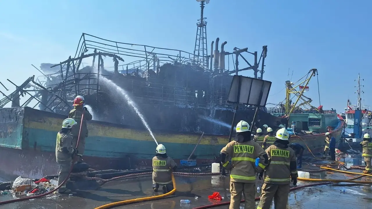 Kapal Terbakar di Dermaga Muara Baru.