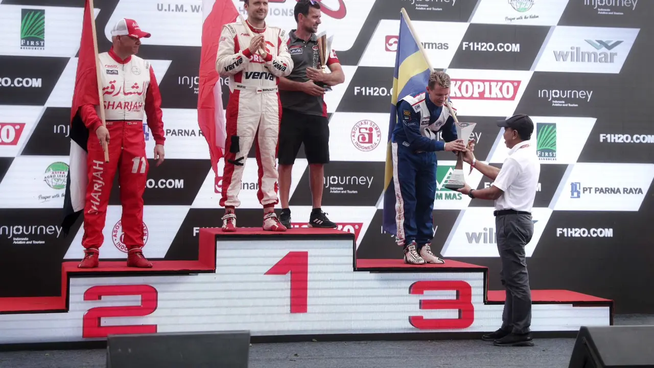 Menpora Amali Serahkan Trofi Juara Tiga F1 Powerboat Danau Toba 2023 ke Eril Stark