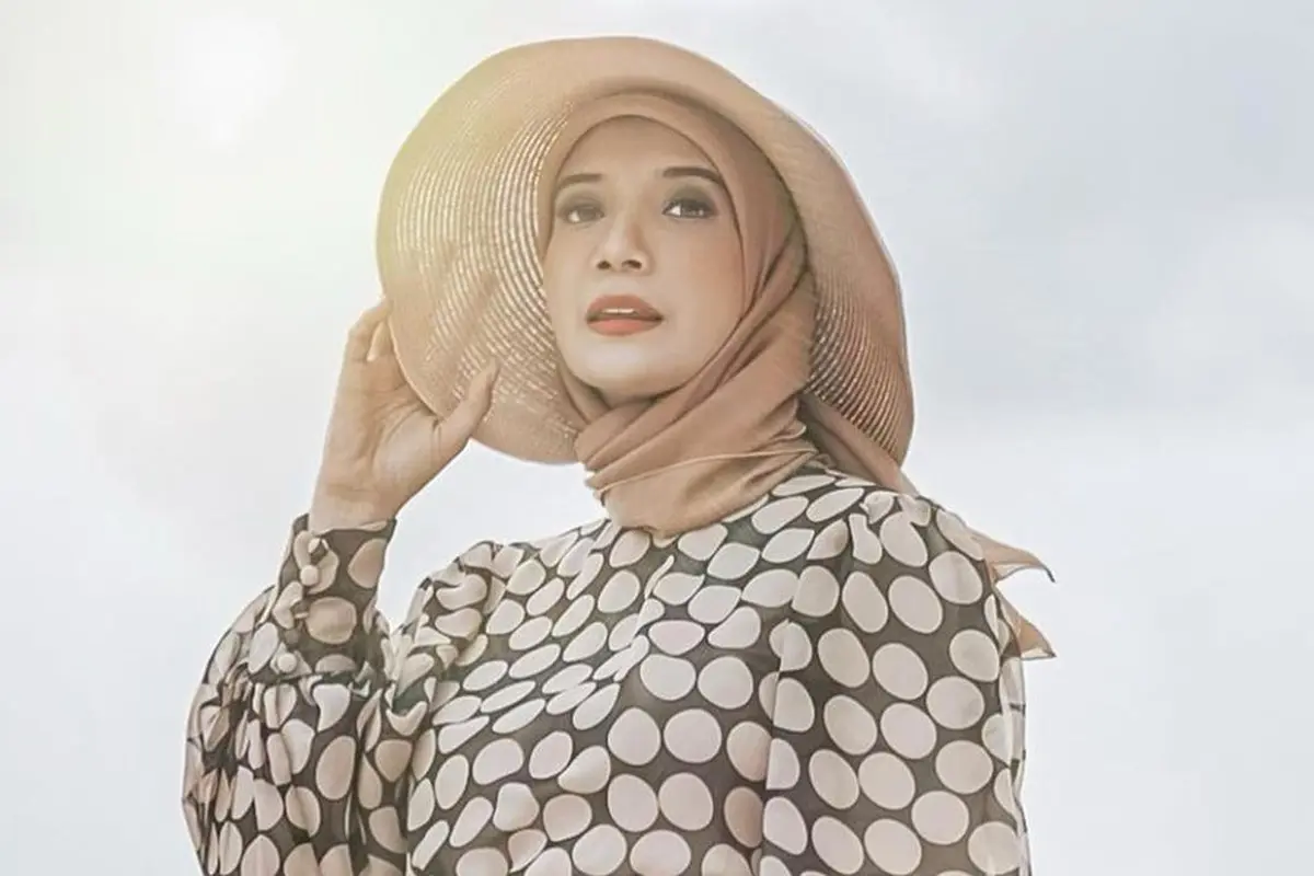 Zaskia Sungkar Tampil Menawan Pakai Topi Besar, Gaya Hijab Makin Stylish