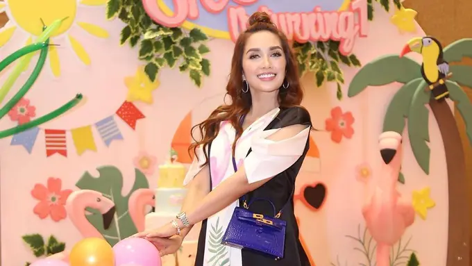 [Bintang] Dari Makeup Simpel Sampai Glamor, Dandanan Ussy Sulistiawaty Ini Bikin Andhika Pratama Jatuh Hati