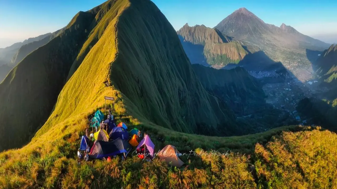 Gunung Anak Dara di Lombok.