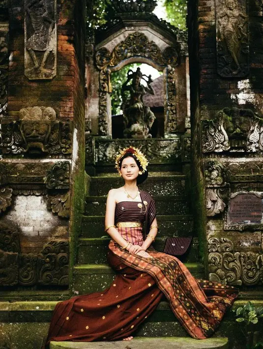 Sarah juga pernah unggah potretnya dalam balutan Payas Kuno Bali. (Instagram/sarah_menzel).