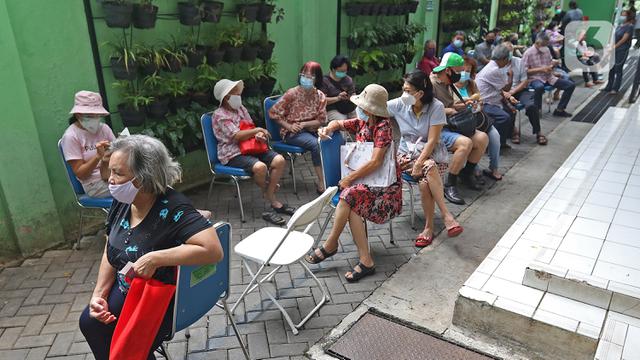 Ekspresi Para Lansia Saat Jalani Vaksinasi COVID-19