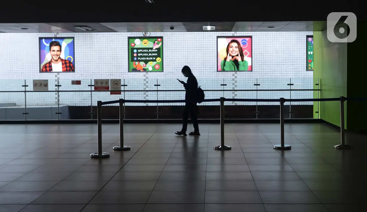 Penumpang terlihat berada di stasiun Moda Raya Terpadu (MRT) Jakarta, Rabu (14/10/2020). Setelah menghentikan layanan operasional karena unjuk rasa, PT MRT Jakarta pada hari ini, Rabu (13/10), kembali beroperasi secara normal. (merdeka.com/Imam Buhori)