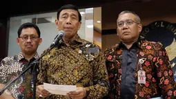 Menkopolhukam Wiranto memberikan keterangan terkait isu pro dan kontra pembubaran ormas Hizbut Tahrir Indonesia (HTI) di Jakarta, Jumat (12/5). Pemerintah menyatakan tidak akan berkompromi dengan ormas yang mengancam NKRI. (Liputan6.com/Johan Tallo)