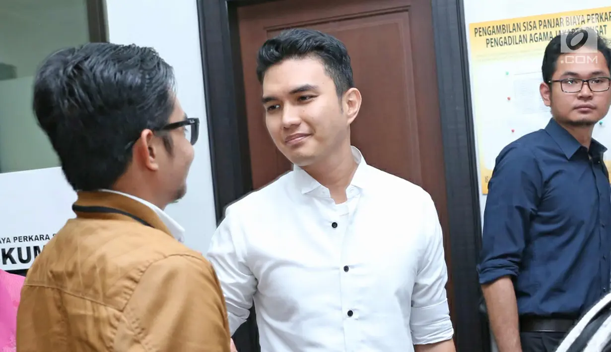 Aktris Aldi Taher memberi keterangan usai menjalani sidang perdana perceraian dengan Georgia Aisyah di Pengadilan Agama Jakarta Pusat, Senin (20/11). (Liputan6.com/Herman Zakharia)