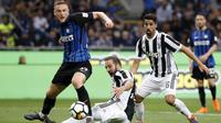 Striker Juventus, Gonzalo Higuain, berebut bola dengan bek Inter Milan, Milan Skriniar, pada laga Serie A di Stadion Giuseppe Meazza, Sabtu (28/4/2018). Inter Milan takluk 2-3 dari Juventus. (AP/Antonio Calanni)