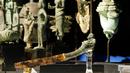 Sebuah pedang dipajang bersama artefak lainnya jelang upacara serah terima di Museum Nasional, Phnom Penh, Kamboja, Jumat (5/7/2019). Sekitar 85 artefak yang dijarah selama perang saudara pada tahun 1970-an tersebut dikembalikan oleh kolektor asal Jepang, Fumiko Takakuwa. (AP Photo/Heng Sinith)