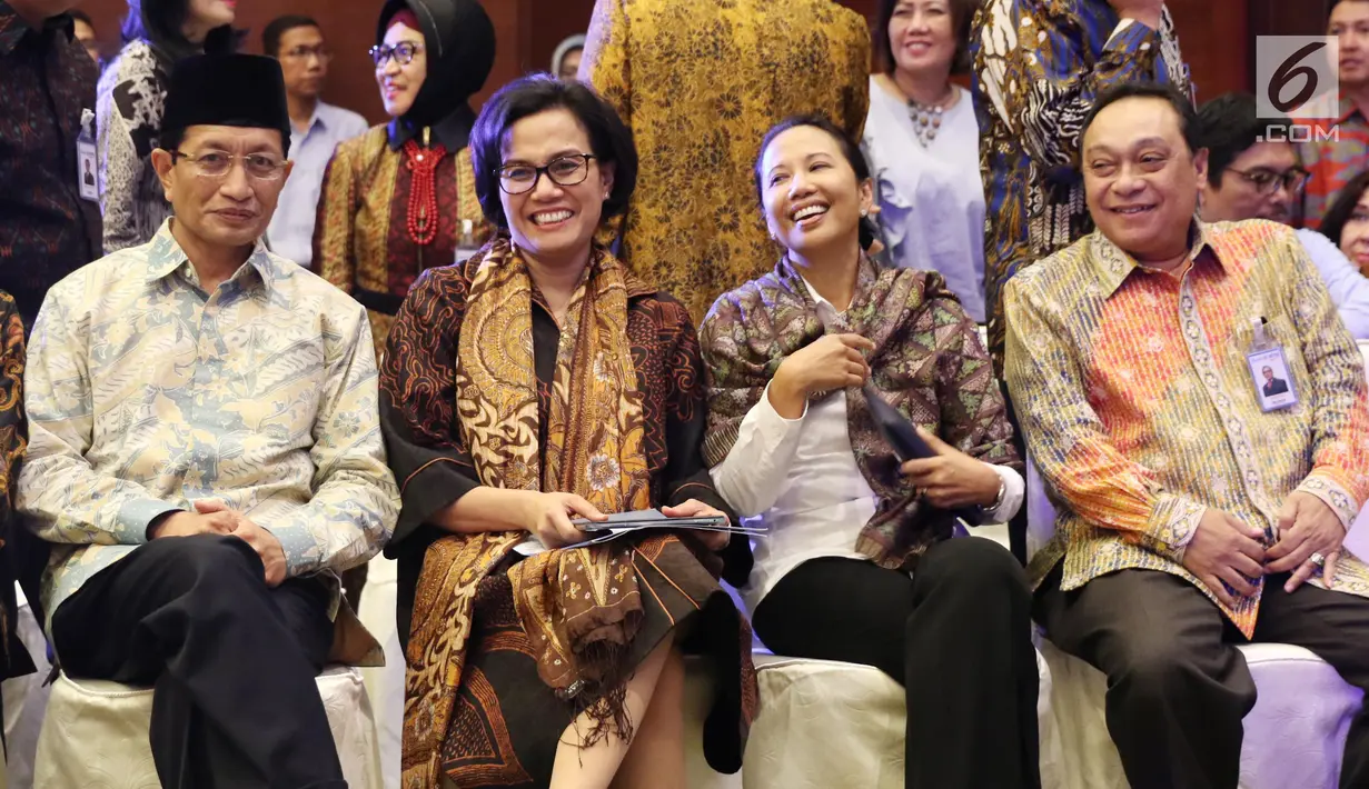Menkeu Sri Mulyani (kedua kiri) dan Menteri BUMN Rini Soemarno (kedua kanan) saat menghadiri MoU antara Bank BTN dengan Masjid Istiqlal, Jakarta, Rabu (21/6). (Liputan6.com/Angga Yuniar)