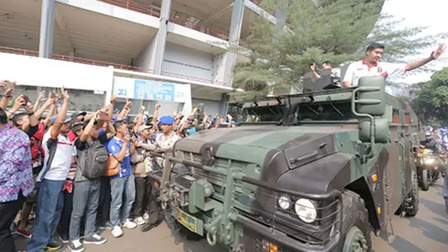 Ribuan Bobotoh memadati area seputar SUGBK untuk mendukung laga final Piala Presiden 2015 antara Persib melawan Sriwijaya FC, Minggu (18/10/2015)