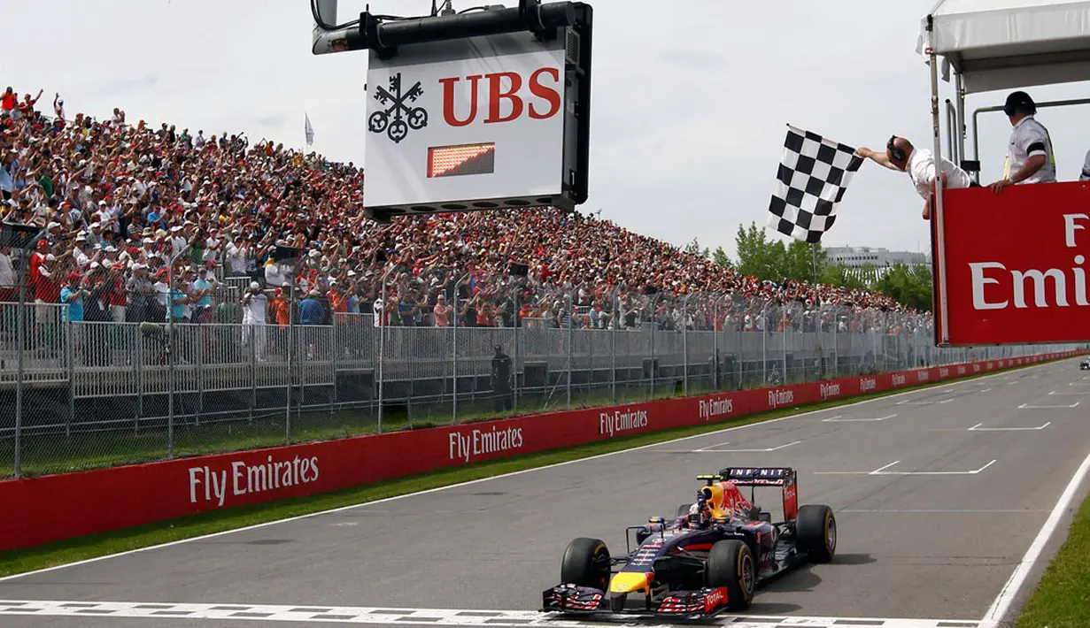 Pembalap Red Bull Formula Satu, Daniel Ricciardo mencatat kemenangan perdananya setelah finis pertama di Sirkuit Gilles Villeneuve, Montreal, (8/6/2014). (REUTERS/Chris Wattie)
