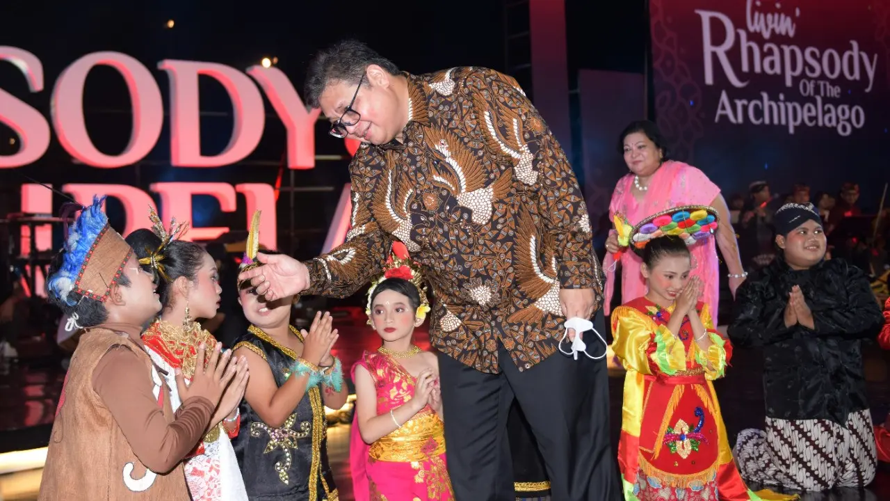 Menteri Koordinator Bidang Perekonomian Airlangga Hartarto memeriahkan kegiatan Festival Kebudayaan Rhapsody of the Archipelago, Jumat (26/08).