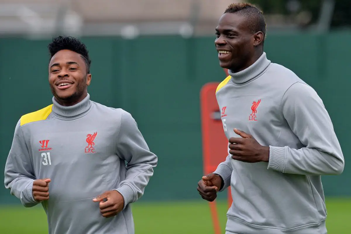 Mario Balotelli dan Raheem Sterling (AFP PHOTO/PAUL ELLIS)