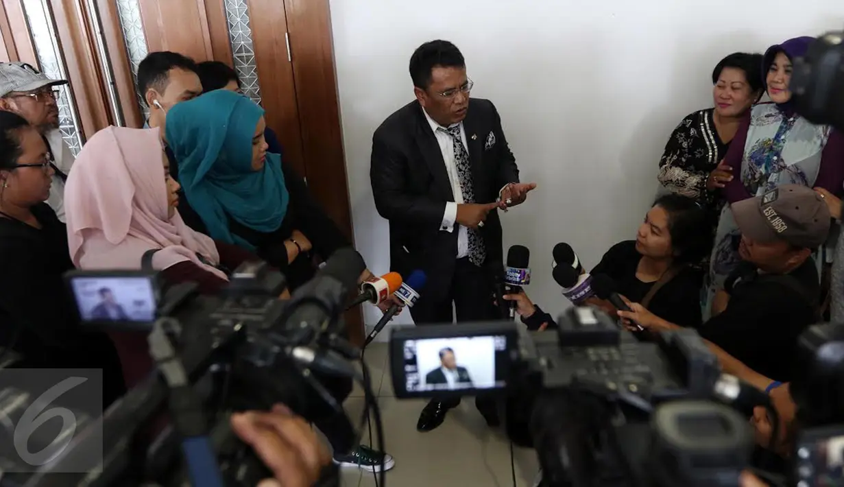 Pengacara Hotman Paris Hutapea memberi pernyataan lanjutan terkait kasus Mario Teguh, di PN Jakarta Pusat, Rabu (28/9). Hotman Paris merupakan kuasa hukum presenter Deddy Corbuzier yang sebelumnya disomasi oleh Mario Teguh. (Liputan6.com/Helmi Afandi)