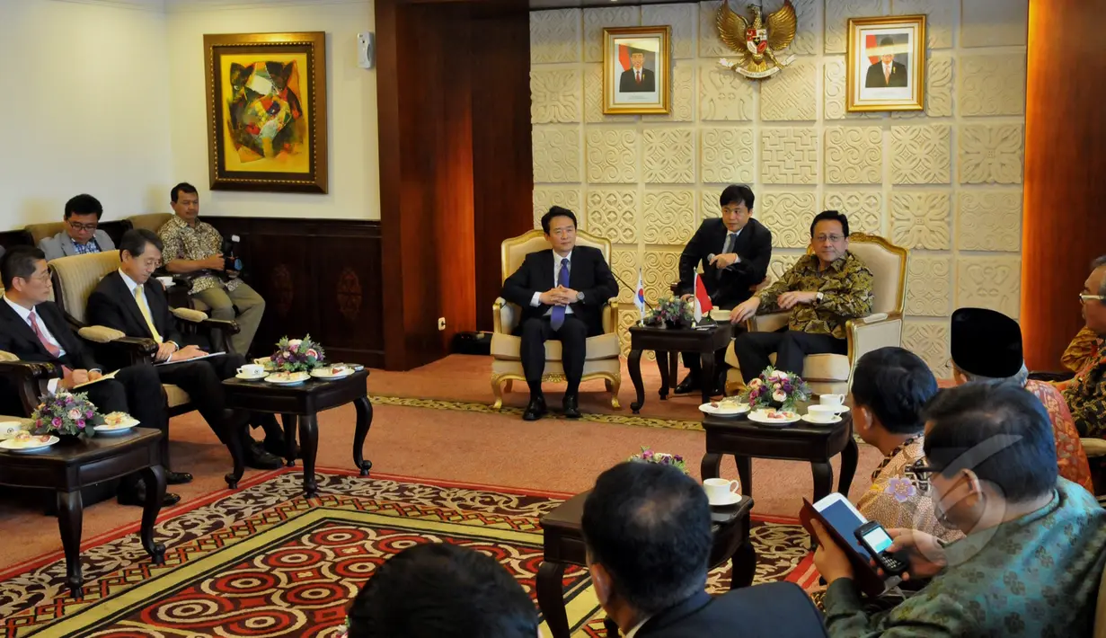Suasana pertemuan Ketua DPD RI Irman Gusman (kanan) dengan Gubenur Gyeonggi Republik Korea YM.Mr Nam Kung Pil (kiri) beserta rombongan di Ruang Delegasi, Komplek Parlemen, Senayan, Jakarta, Senin (11/5/2015). (Liputan6.com/Andrian M Tunay)