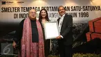 Ketua Umum Muri, Jaya Suprana memberikan piagam kepada Presiden Direktur Freeport Indonesia Chappy Hakim di Jakarta, Rabu (28/12). PT Freeport Indonesia (PTFI) menerima penghargaan untuk dua rekor nasional baru. (Liputan6.com/Immanuel Antonius)