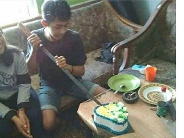 5 Kelakuan Kocak Saat Potong Kue Ulang Tahun Ini Bikin Ketawa Hot Liputan6 Com