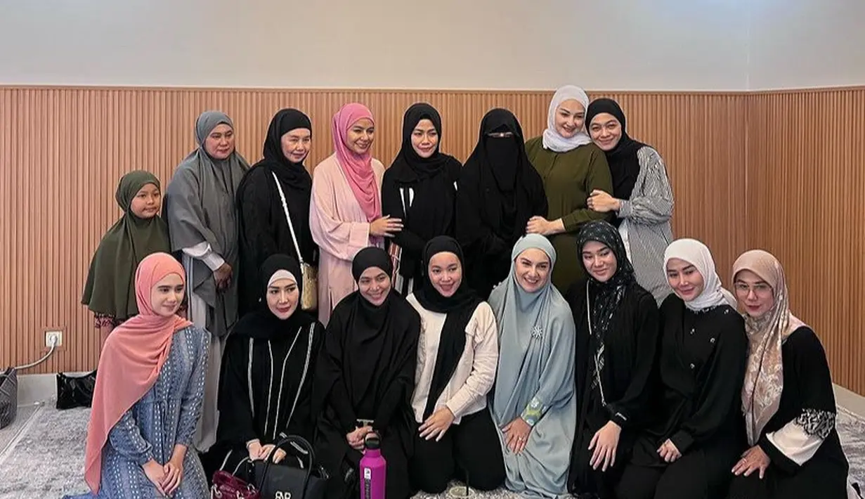 Lalu ada Meisya Siregar yang hadir mengenakan kerudung dan one set warna pink. Terlihat ada pula Umi Pipik dengan gamis dan cadar hitam. [@tissabiani]