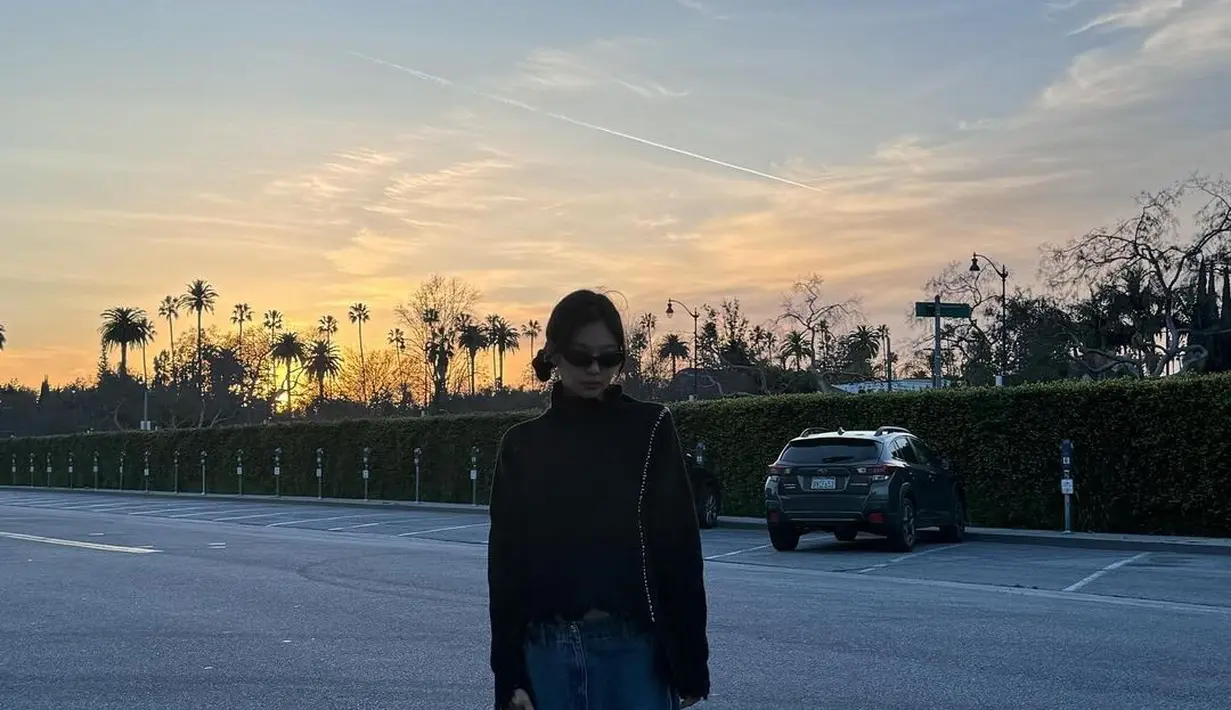 Ia mengenakan knitwear hitam dengan kerah turtleneck seharga 18jutaan dari Yohji Yamamoto. Dipadukan dengan Denim Cargo Pants dari Coperni seharga Rp14jutaan. [@jennierubyjane]