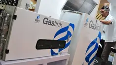 Pekerja berdiri di dekat produk PGN di Ice BSD, Tangerang Selatan, Rabu (20/9). PGN menawarkan produknya yakni Gaslink. Melalui Gaslink, gas bumi diproses menjadi Compressed Natural Gas (CNG). (Liputan6.com/Helmi Afandi)