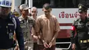 Dua tersangka pemboman Yusufu Mieraili dan Bilal Mohammed dengan tangan di borgol di Pengadilan Militer (20/4). Serangan bom di Bangkok yang menewaskan 20 orang termasuk 14 orang asing, masuk dalam sejarah Thailand. (REUTERS/Chaiwat Subprasom)