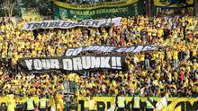 Pendukung Persegres GU, Ultras Mania, menuntut pelatih Liestiadi mundur lewat spanduk-spanduk yang dipasang di Stadion Tri Dharma, Gresik. (Bola.com/Fahrizal Arnas)