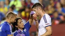 Pemain Chelsea Gary Cahill mendapatkan pengobatan dari tim medis akibat terluka karena duel udara saat mencetak gol pada Laga International Champions Cup di FedEx Field, AS, Rabu (29/7/2015) pagi WIB. (AFP/Getty Images/ Patrick Smith)