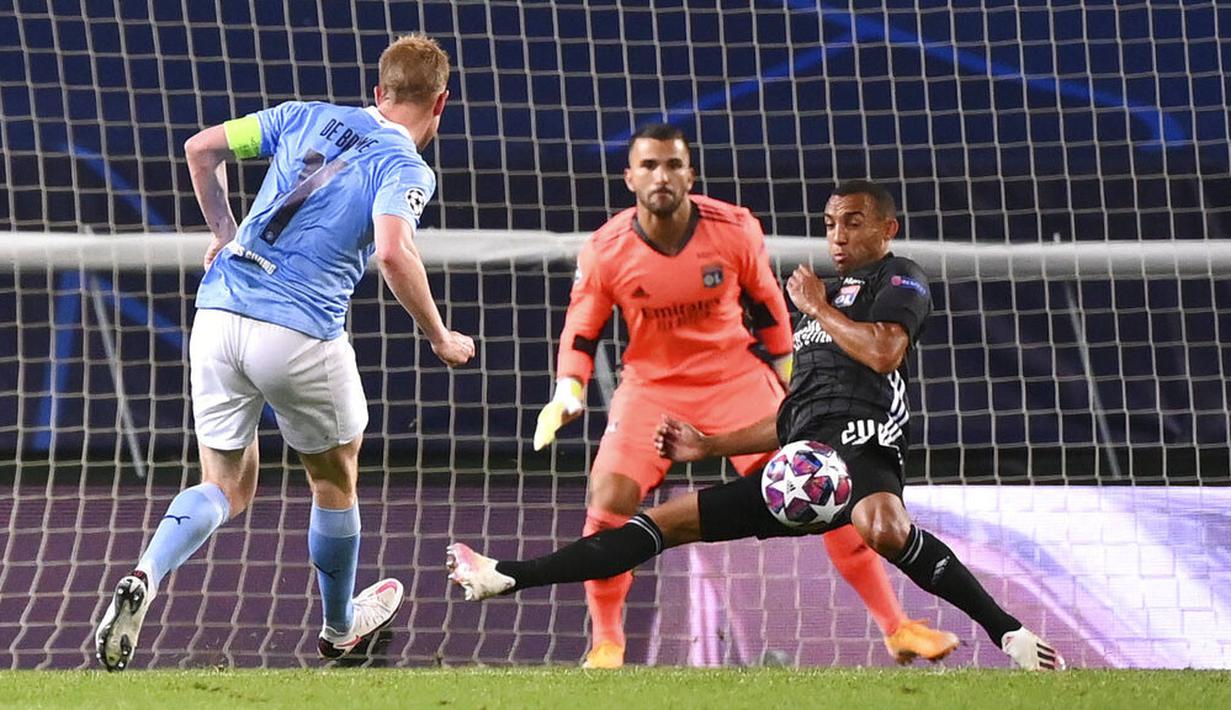 Pemain Manchester City, Kevin De Bruyne, mencetak gol ke gawang Lyon pada perempat final Liga Champions di Stadion Jose Alvalade, Sabtu (15/8/2020). Lyon menang 3-1 atas Manchester City. (Franck Fife/Pool/via AP)