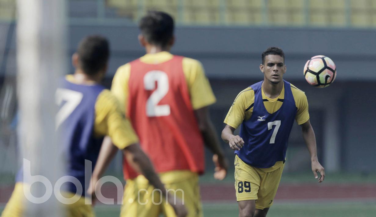 Pemain Semen Padang, cassio de Jesus, saat mengikuti sesi latihan di Stadion Patriot, Bekasi, Jumat (19/05/2017). Latihan tersebut merupakan persiapan jelang lawan Bhayangkara FC. (Bola.com/M Iqbal Ichsan)