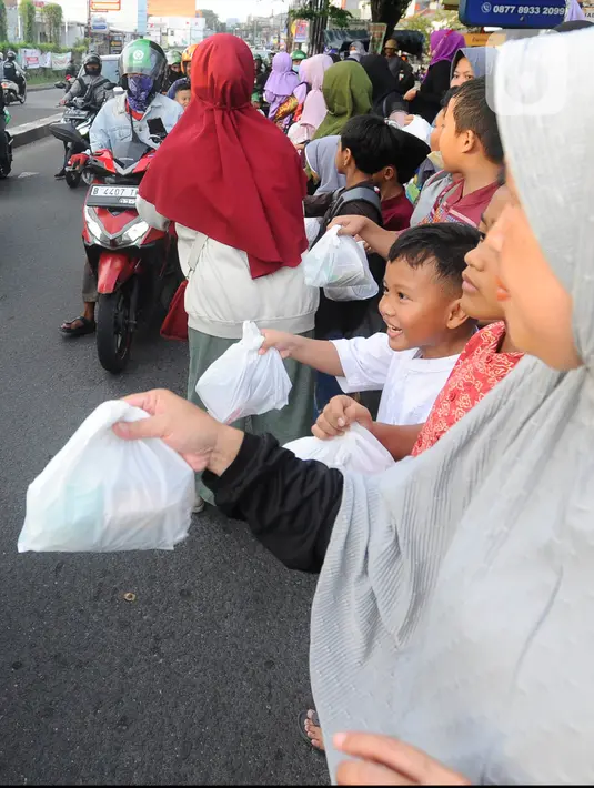 Selama bulan Ramadhan. Besar harapan, perbuatan-perbuatan baik ini bukan hanya pas Ramadhan saja, tapi juga harus diterapkan di hari-hari biasa setelah Ramadhan. (merdeka.com/Arie Basuki)