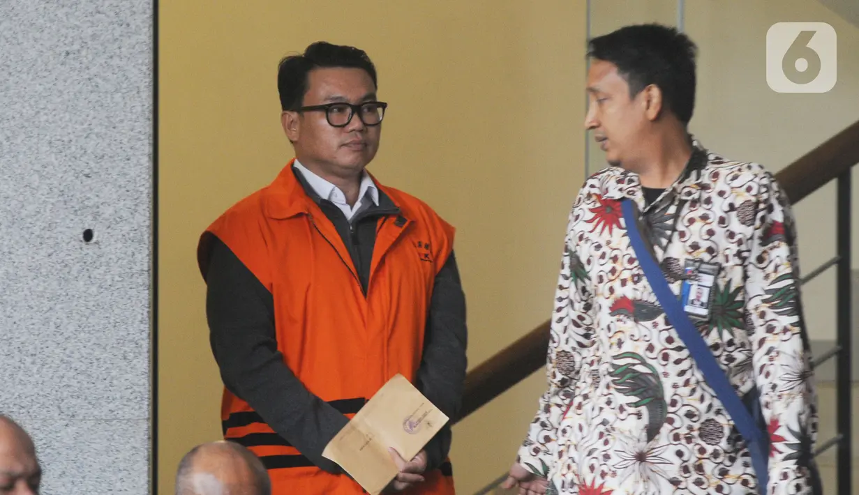 Direktur Utama Perum Perikanan Indonesia, Risyanto Suanda (kiri) usai menjalani pemeriksaan lanjutan oleh penyidik di Gedung KPK, Jakarta, Jumat (1/11/2019). Risyanto diperiksa sebagai tersangka terkait suap izin kuota impor ikan frozen pacific mackerel atau ikan salem. (merdeka.com/Dwi Narwoko)